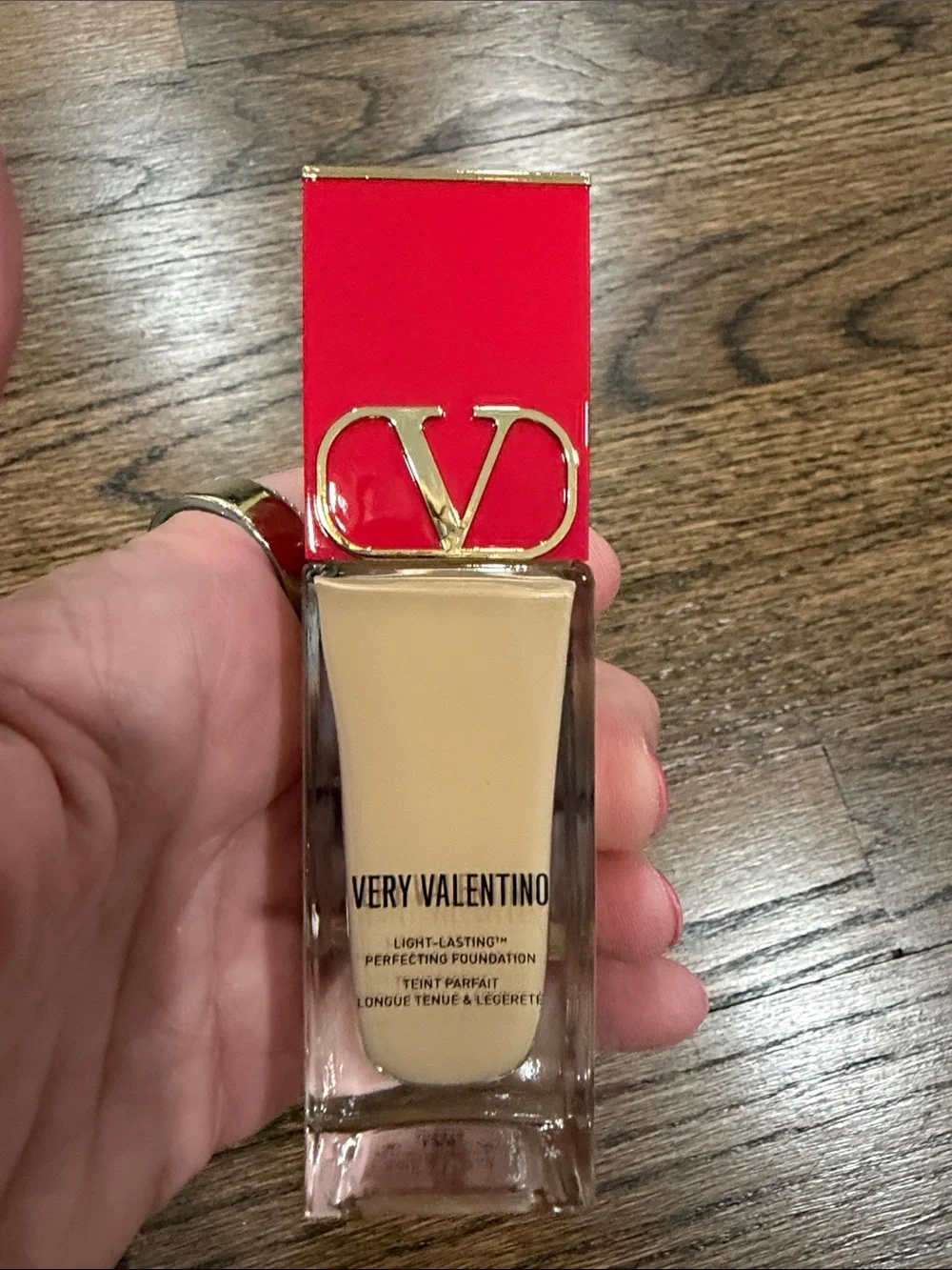 Very Valentino Light-Lasting Perfecting Foundation in Light Ambra 5